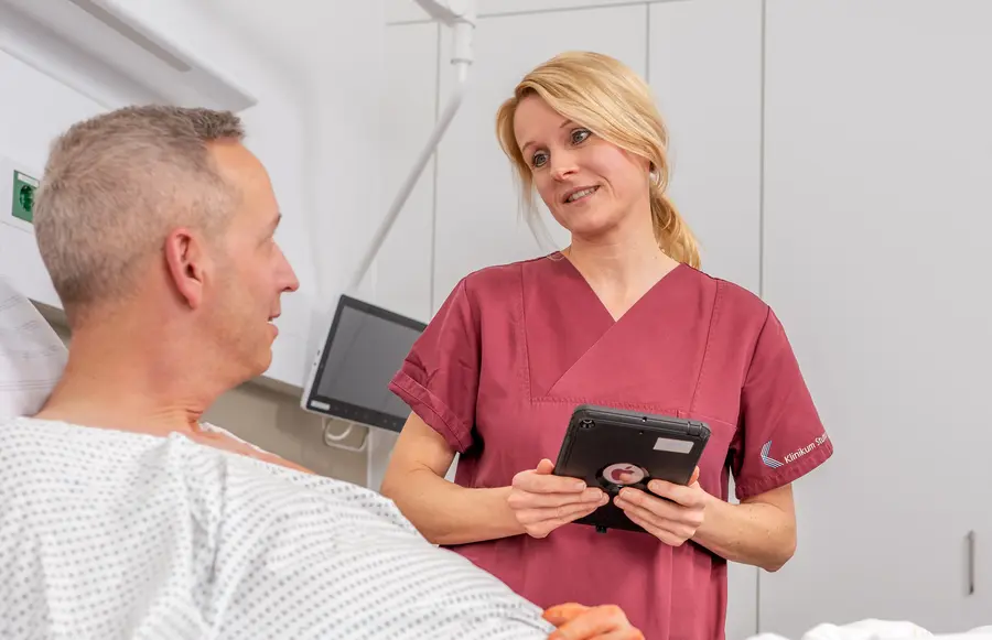 Mitarbeiterin am Patientenbett
