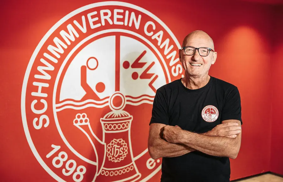 Martin vor dem Logo des Schwimmverein Bad Cannstatt