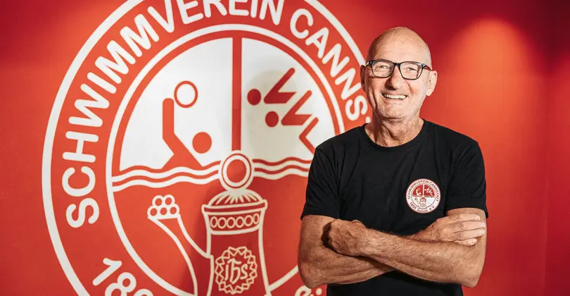 Martin vor dem Logo des Schwimmvereins Bad Cannstatt